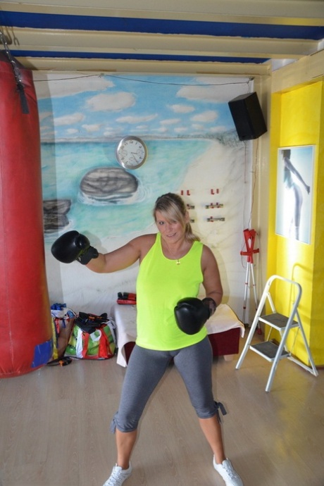 Blondýnka středního věku Sweet Susi se svléká po cvičení s boxovacím pytlem
