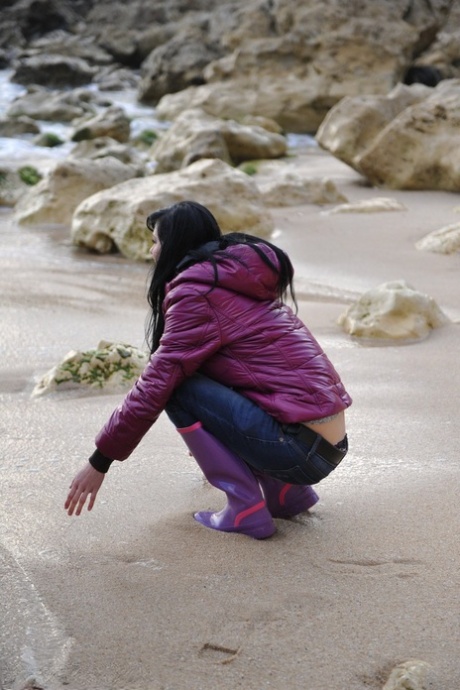 Brünette Küken Eileen verliert ihre schönen Titten und Arsch aus einem Bikini am Strand