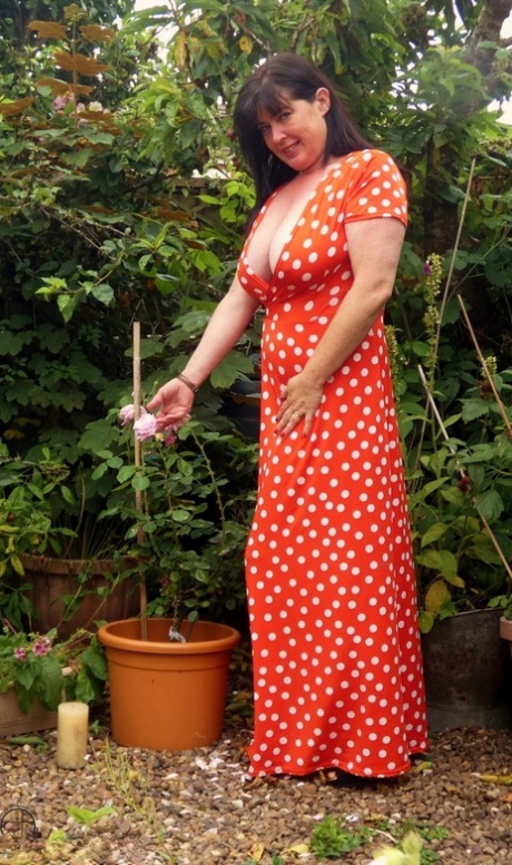 Британская любительница Juicey Janey обнажается во время ухода за садовыми растениями