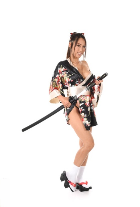 La modelo asiática Ayako Fuji se despoja del traje tradicional mientras se desnuda con calcetines blancos