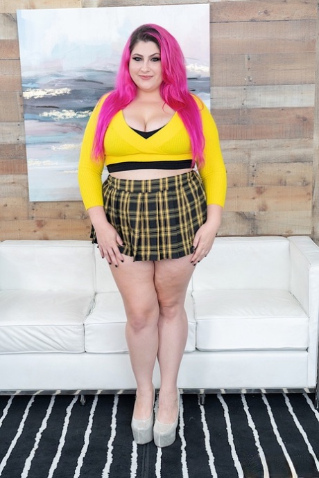 Den overvægtige tøs Alexis Abuse har lyserødt hår, mens hun er nøgen i høje hæle