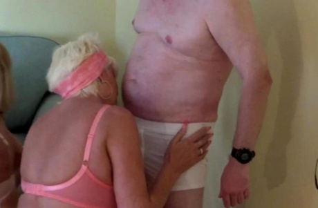 Blond bedstemor Dimonty deler en mundfuld sperm med en biseksuel kvinde