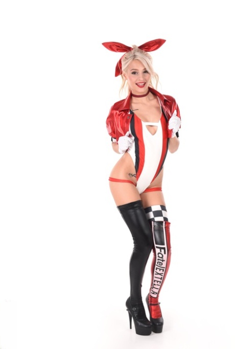 Mooie blonde Christy White spuugt op een seksspeeltje in cosplay kleding