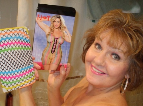 Abuelita pelirroja Busty Bliss expone su coño en un vestido transparente