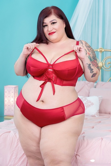 La rossa obesa Monique Lustly abbandona il set di reggiseno e mutandine rosse per spogliarsi