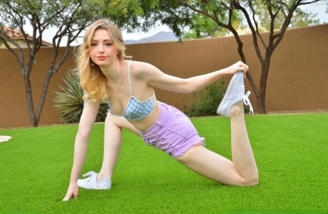 Magra blondinen Hailee visar sin flexibilitet innan hon onanerar i en trädgård