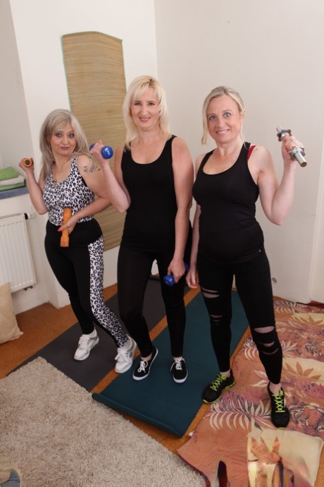 Oudere blondines doen mee aan hardcore POV sex tijdens een workout