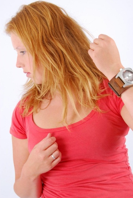 天然红发女郎朱迪展示她巨大的 OOZOO 手镯表，全裸上阵