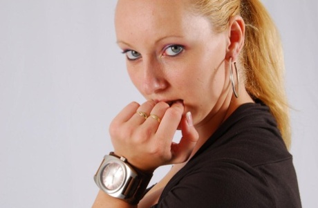 Blonde amateur Oozoo toont haar grote Oozoo horloge voordat ze wordt geboeid