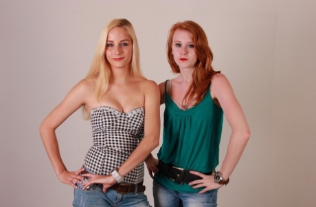 Påklædte piger Eva & Amanda model Oozoo ser på, mens de er i håndjern