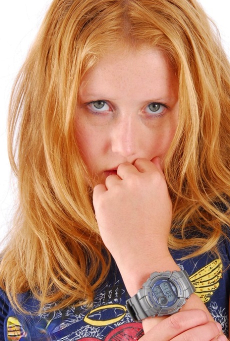 La rousse naturelle Judy affiche sa montre G-Shock grise dans un T-shirt et un jean