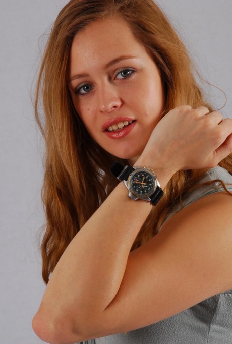 A linda ruiva Jennifer mostra o relógio do seu Citizen Diver enquanto está completamente vestida.