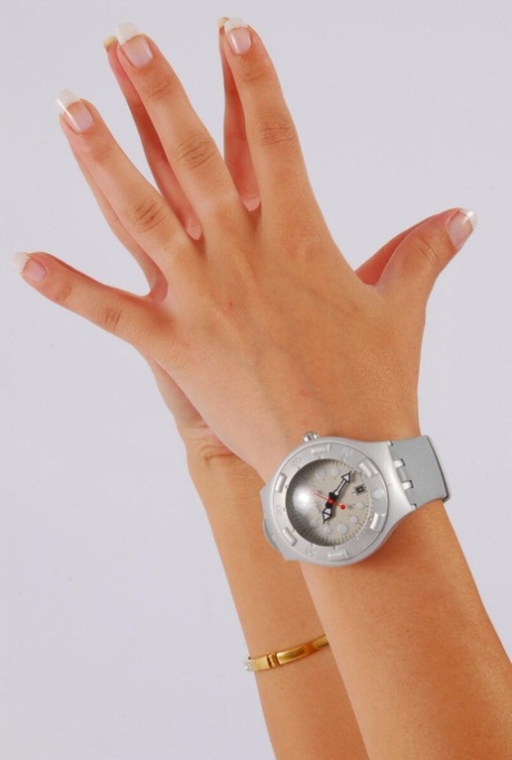 Asijská modelka se zrzavými vlasy pózuje v hodinkách Swatch Scuba na akci, kde není nahá