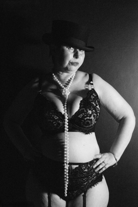 Volwassen vrouw met overgewicht Posh Sophia showt haar enorme borsten in nylons