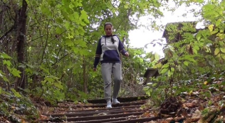 Den brune jenta Anatonia Sainz trekker ned joggebuksen for å tisse på en utendørstrapp.