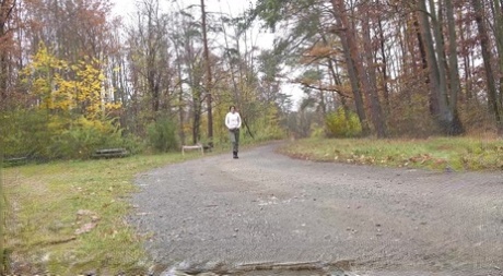 Blank meisje Ali Bordeaux plast dringend op een bankje in het bos