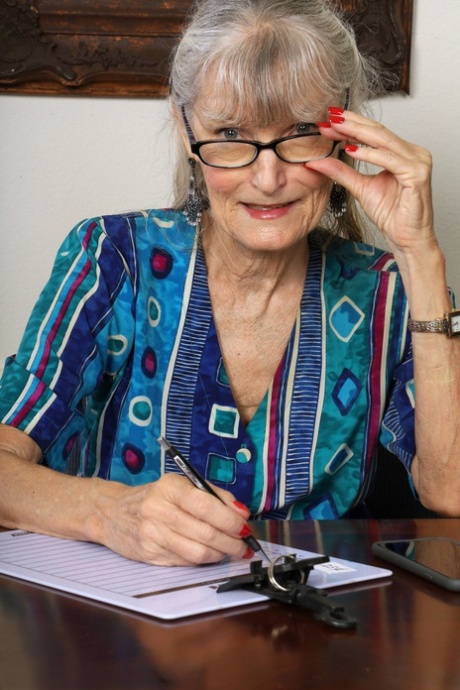 A velha amadora Linda Jones descobre as suas mamas flácidas enquanto fica nua.