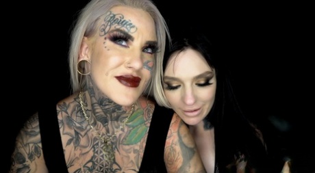 タトゥーだらけのレズビアンのEvilyn InkとMisha Montanaがストラポンセックスをする。