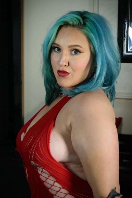 Britse pornoster Ruby Fall laat haar tepels los uit een onthullend rood jurkje