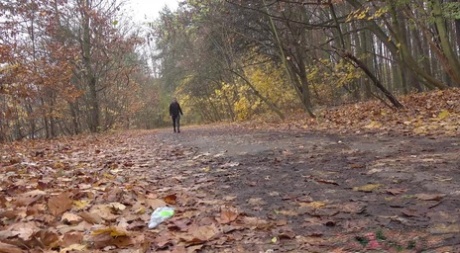 Wit meisje Naomi Bennet doet een plasje op een pad terwijl ze door een bos loopt