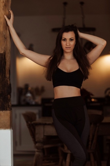 Brunette model Michelle De Feo bevrijdt haar geweldige lichaam van trainingskleren