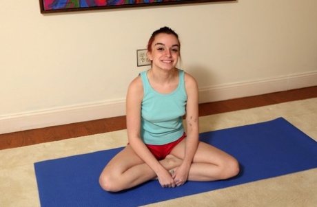 La giovane rossa Lena Ashworth mostra la sua flessibilità facendo yoga nuda