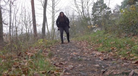 La chica caucásica Nicolette Noir orina bien atravesando un camino arbolado