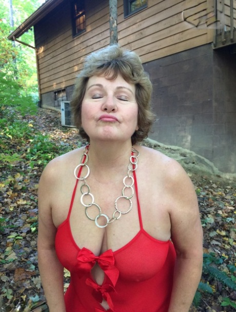 Oudere amateur Busty Bliss toont haar grote natuurlijke tieten naakt in een bos
