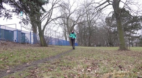 Kaukaska dziewczyna Lara Fox ściąga wyblakłe dżinsy, aby odlać się w publicznym parku
