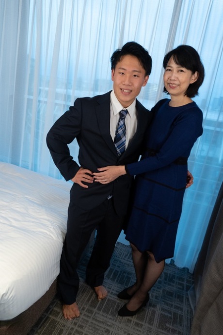 Moden japansk kvinne har sex med sin mannlige venn iført OTK-strømpebukser