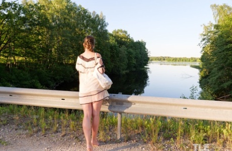 Barefoot teen Gabby Bella rasiert ihre Muschi auf einem Pfad, der zu einem Fluss führt