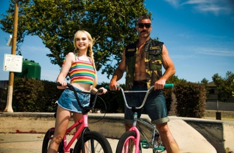 Den unga blondinen Lilly Bell och hennes äldre pojkvän cyklar innan de knullar