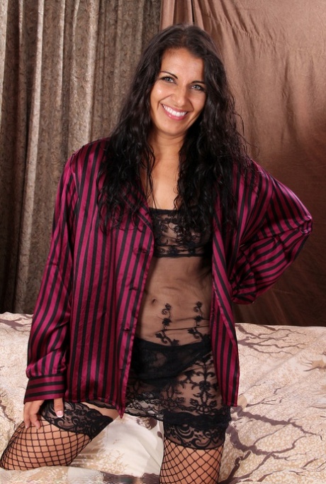 La bella e matura Saffron LeBlanc in lingerie trasparente e calze a rete che giocano con lei