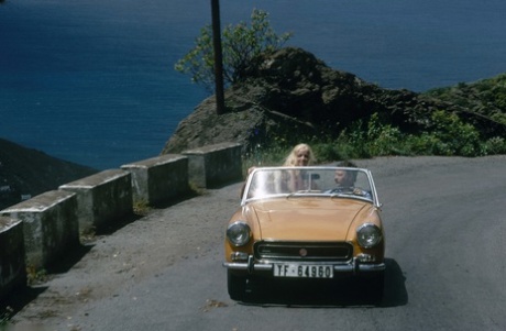 Ragazze vintage in minigonna rimorchiano un ricco locale per fare sesso turistico