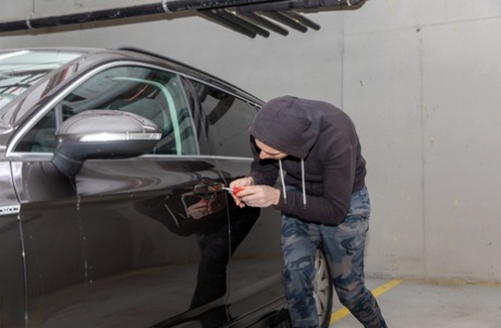 A morena rechonchuda Jolie Noir obriga um ladrão de carros a fazer sexo com ela