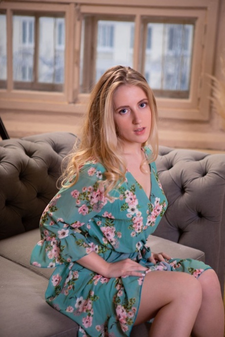 Blonde tiener Lil Ivy verwijdert een badjas om zelfverzekerd naakt te poseren op een sofa