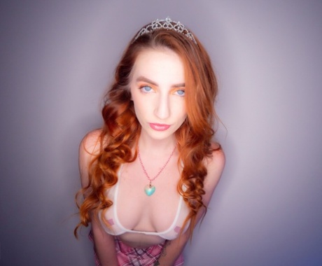 Aria Carson, princesa ruiva, faz sexo com POV enquanto usa meias