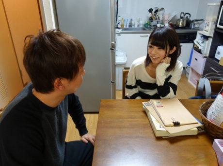 Japans meisje Amina Kiuchi lekt sperma uit haar vagina na seks