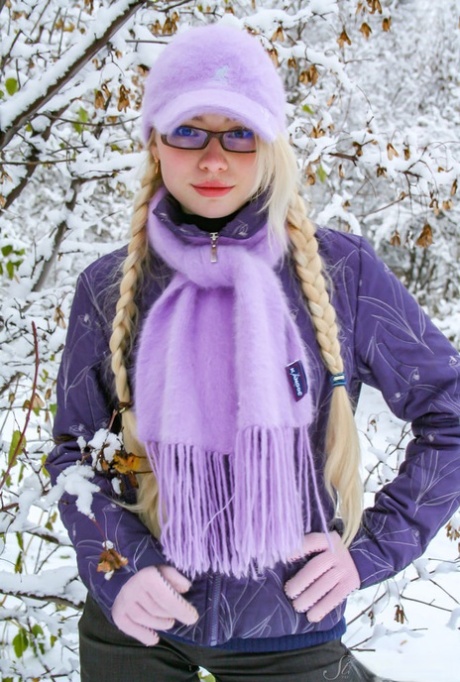 Blonde tiener Olya N komt binnen van een besneeuwde dag om zich uit te kleden