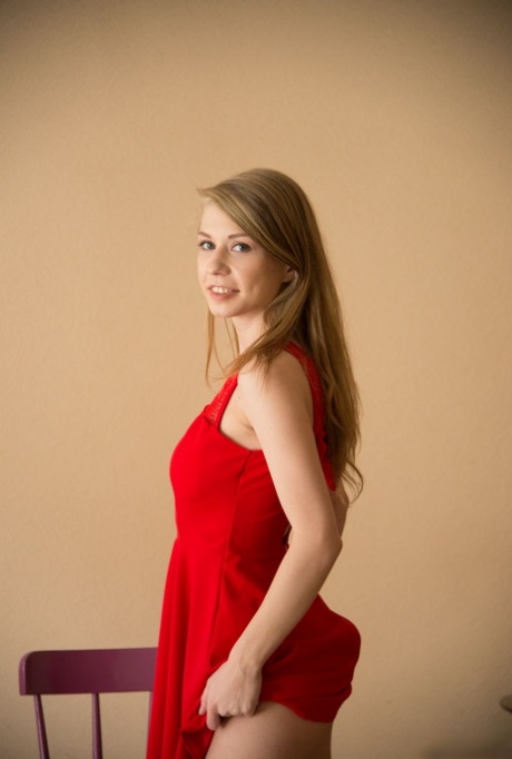 A jovem Eva Gold manda um vestido vermelho para posar nua.