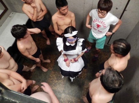Den storbarmede japanske stuepige Yui Satonaka bliver dækket af sperm under et gangbang