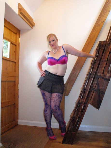 Tyk amatør Samantha trækker sexede strømpebukser ned for at lege med sin vagina