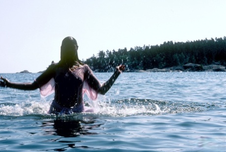 Kaukasisk tjej Barbro har BBG-sex längs strandlinjen efter att ha tagit ett dopp