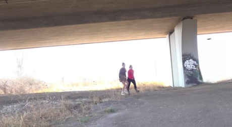 イザベル・ダークとニコレット・ノワールが陸橋の下で膀胱を空にする