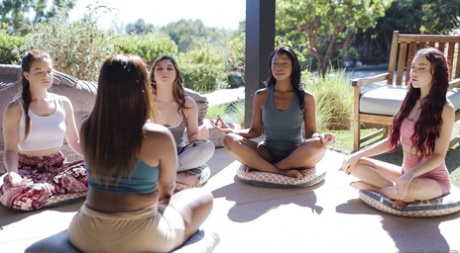 Uma sessão de meditação ao ar livre evolui rapidamente para sexo em grupo lésbico