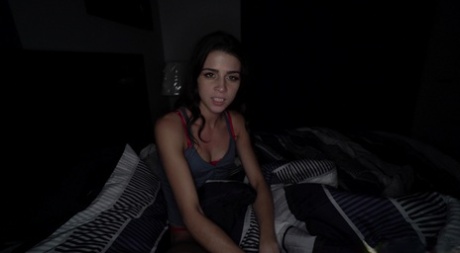 Brunette tiener Kylie Rocket wordt aan haar haren getrokken tijdens POV sex op een bed