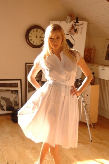A amadora britânica Hayley Marie Coppin liberta as suas grandes mamas de um vestido de Verão
