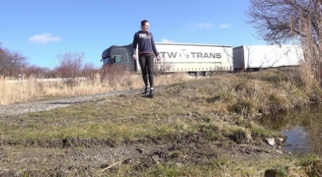 Caucasian girl Valentina Ross pulls down her leggings to piss in a field