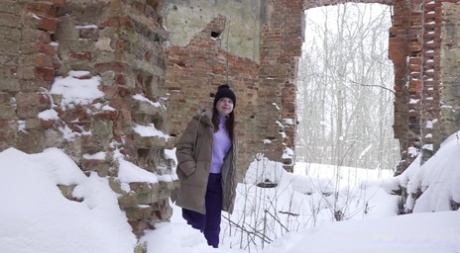 Morena guapa se pone en cuclillas para mear en la nieve