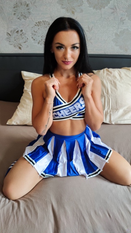 Umoralsk live cheerleader brunette pornostjerne trekant